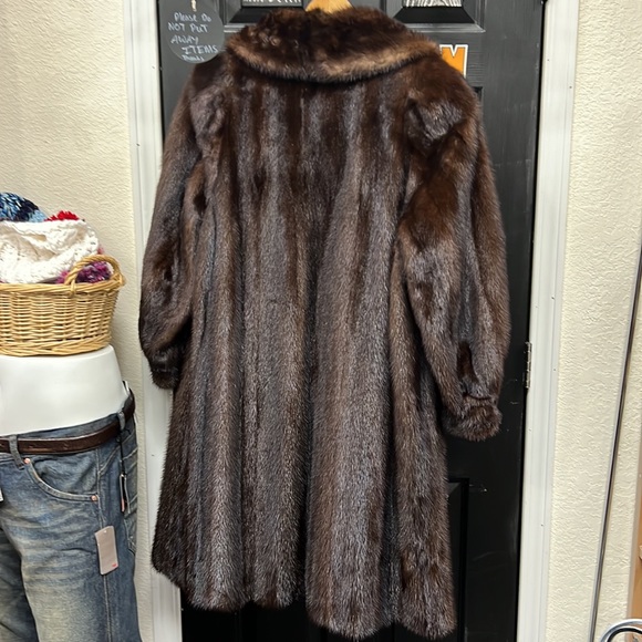 TIM O’BRIEN | PALM SPRINGS FURRIER fur coat - Picture 6 of 10